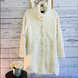 Stunning faux fur white coat. Heavy snap closure
